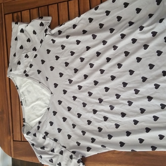 Tops - NWOT XL Grey and Black Heart Short Sleeve T-Shirt